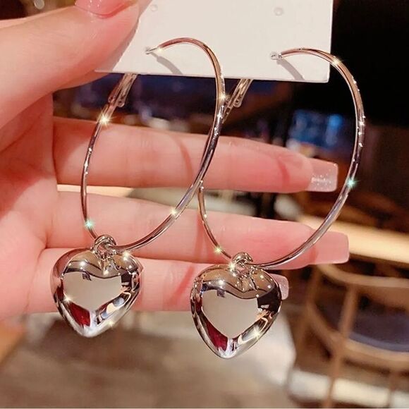 🖤 Beautiful silver hoops with puffy silver hearts. 🖤 - Picture 4 of 5
